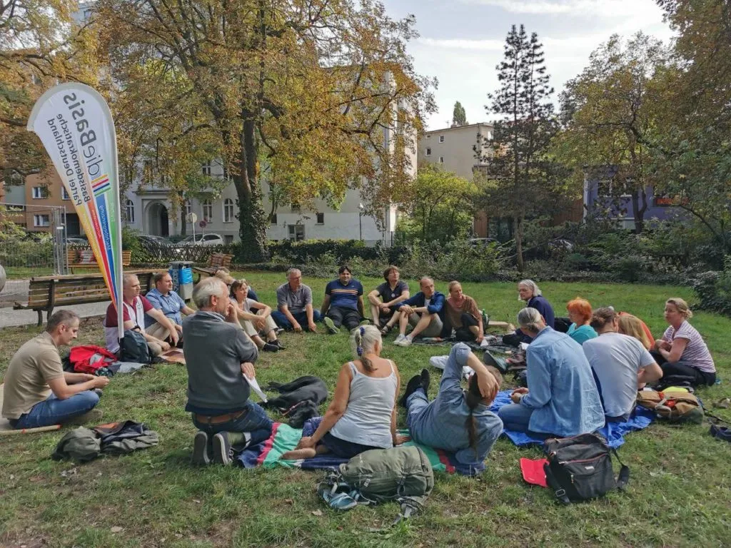 dieBasis - Gesprächsrunde auf der Wiese